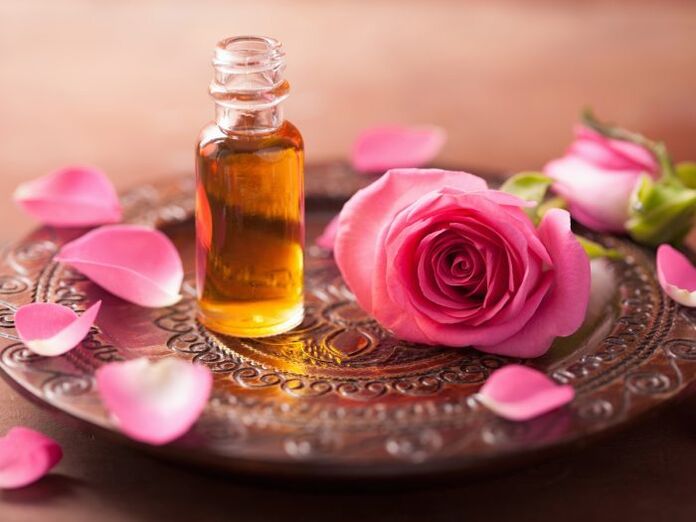 L'huile de rose peut être particulièrement bénéfique pour le renouvellement cellulaire de la peau. 
